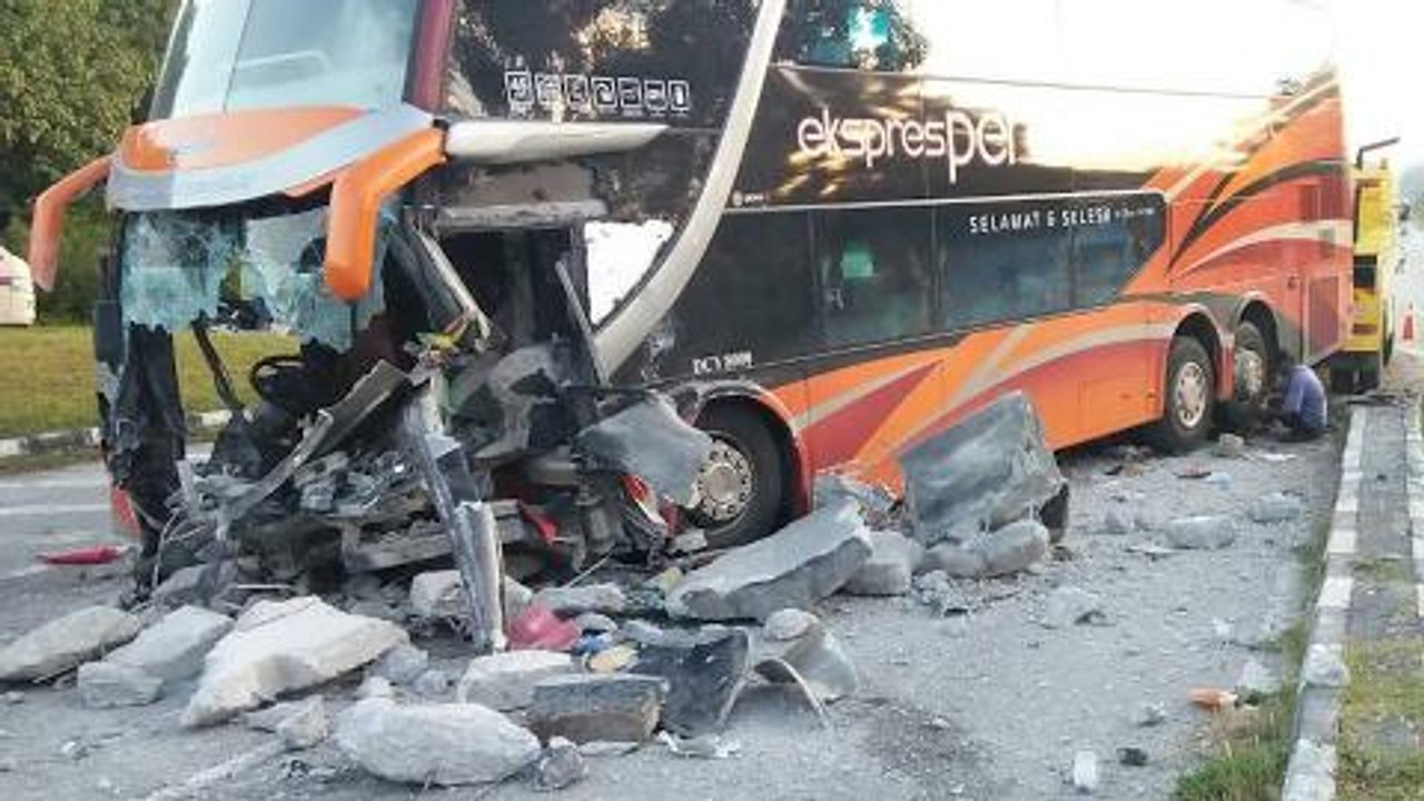 Two killed, 36 hurt in express bus accident near Batu Gajah video