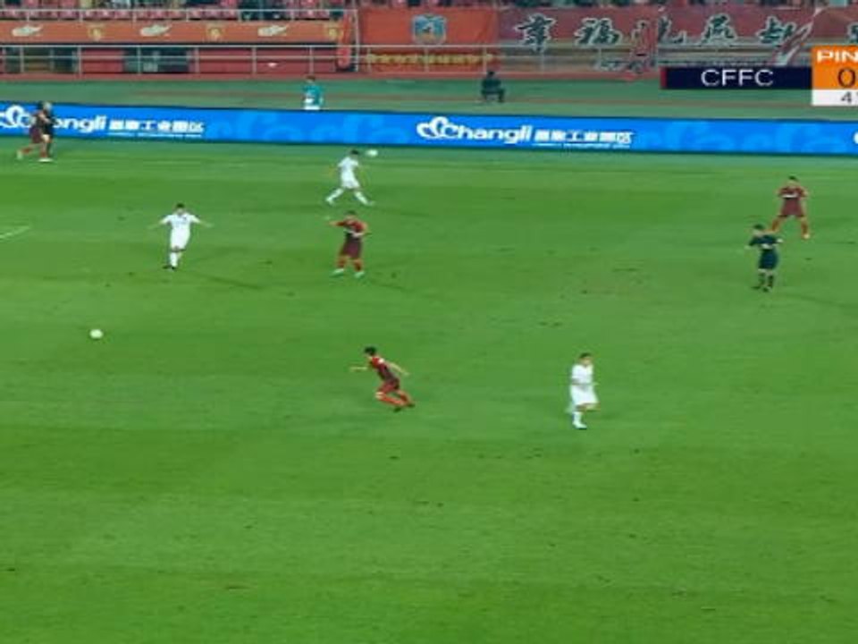 لقطة: الدوري الصيني: تقنيّة الإعادة بالفيديو تمنح هيبي شينا فورتون ركلة جزاء يترجمها لافيتزي بنجاح