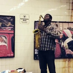 شاب أفريقى يعزف السلام الوطنى المصرى فى مترو بوسطن بالـ"ساكسفون"