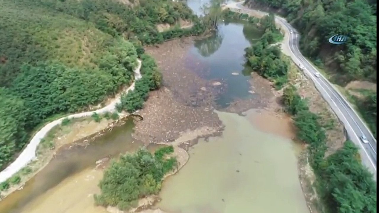 Heyelan ile Oluşan Sera Gölü Sel Kurbanı Oldu