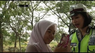 Wanita Ini Dengan Pede Menunjukkan Fotonya Pakai Helm  Kesayangan ke Polwan - 86