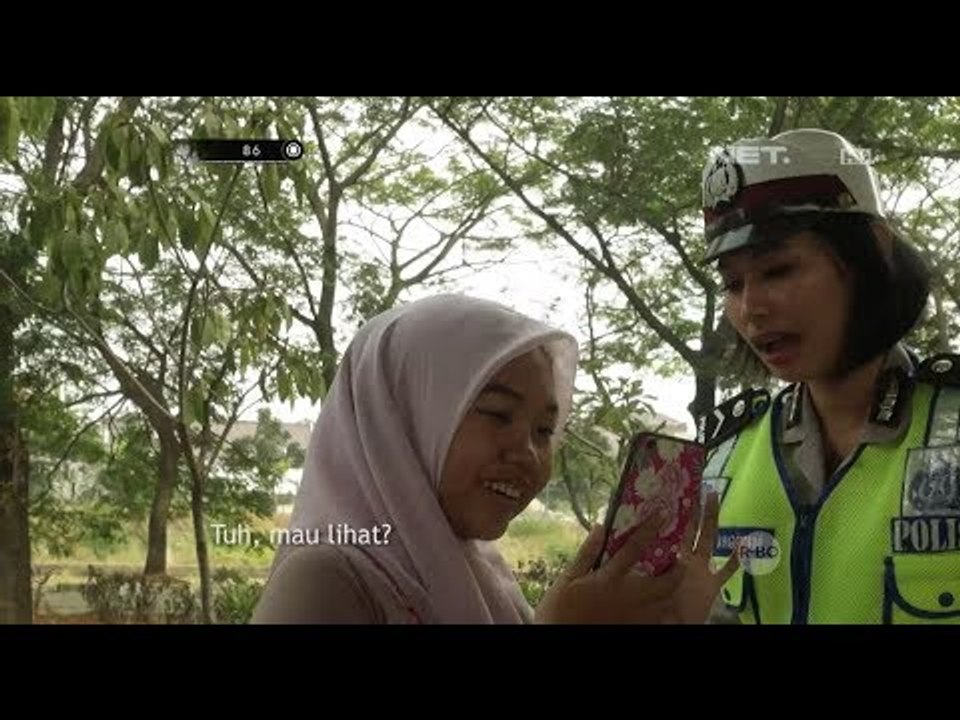 Wanita Ini Dengan Pede Menunjukkan Fotonya Pakai Helm  Kesayangan ke Polwan - 86