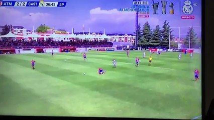 Un jugador del Atlético B intenta morder en la cabeza a Vinicius