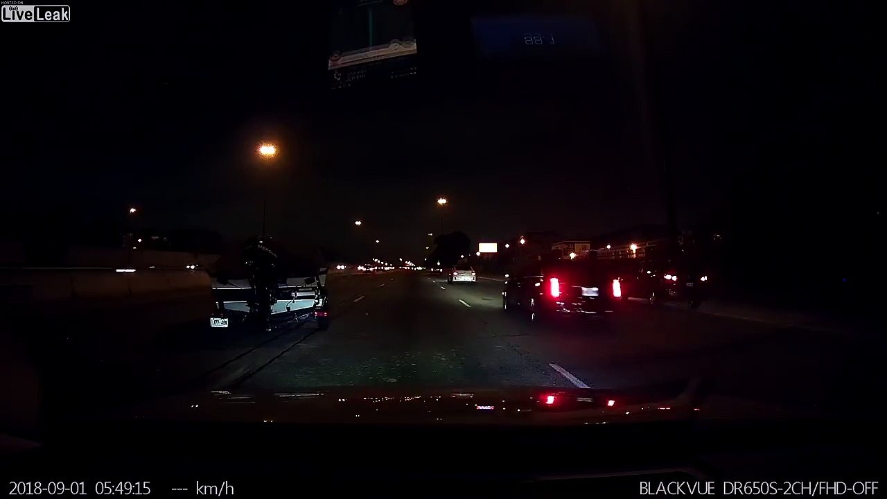 Une voiture perd la remorque d'un bateau sur l'autoroute