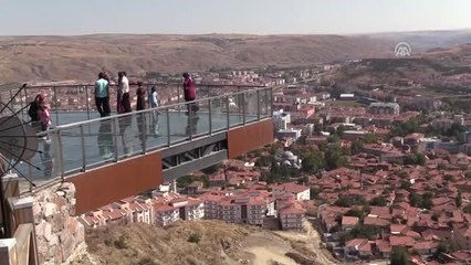 Aynı Anda 30 Kişinin Çıkmasına İzin Verilen Cam Teras