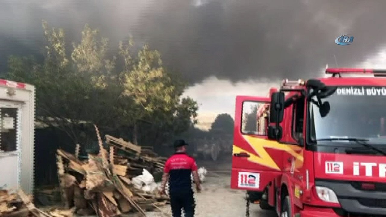 Denizli'de nakliye deposu olarak kullanılan binada yangın... İtfaiye ekiplerinin müdahalesi sürüyor