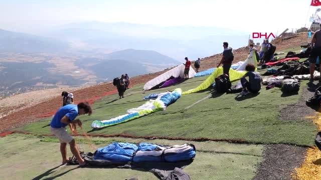 Denizli Yamaç Paraşütü Pilotları Gökyüzünü Renklendirdi