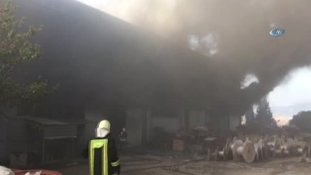 Denizli'de Nakliye Deposu Olarak Kullanılan Binada Yangın... İtfaiye Ekiplerinin Müdahalesi Sürüyor