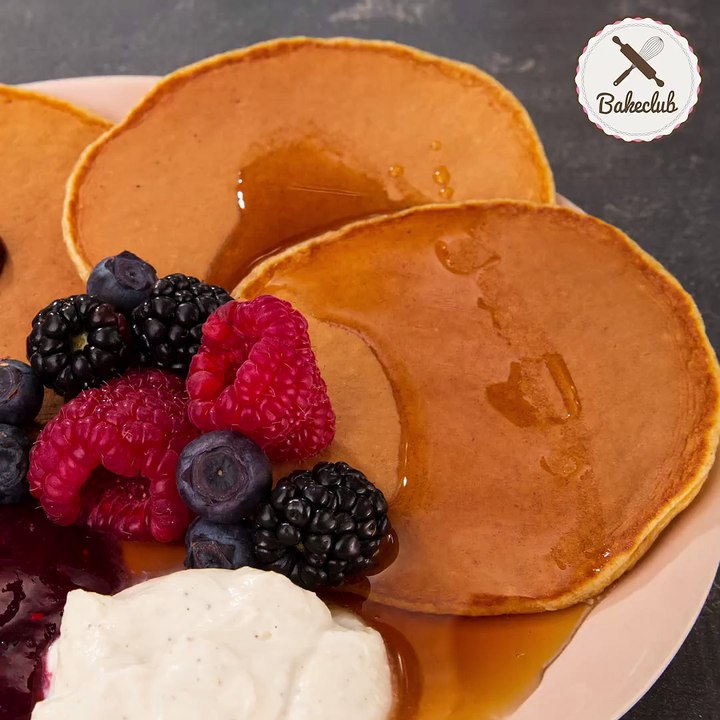 Schon Ideen für das ausgiebige Frühstück am Wochenende?  Probiert mal diese leckeren Pancakes mit Kefir und Beeren!   Super einfach und mega lecker! HIE