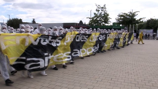 Kop Nord toujours fermé, les supporters protestent avec humour