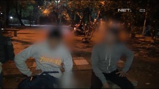 Ngobrol Sambil Minum Miras, Kedua Pria Ini Santai Saat Dihampiri - 86