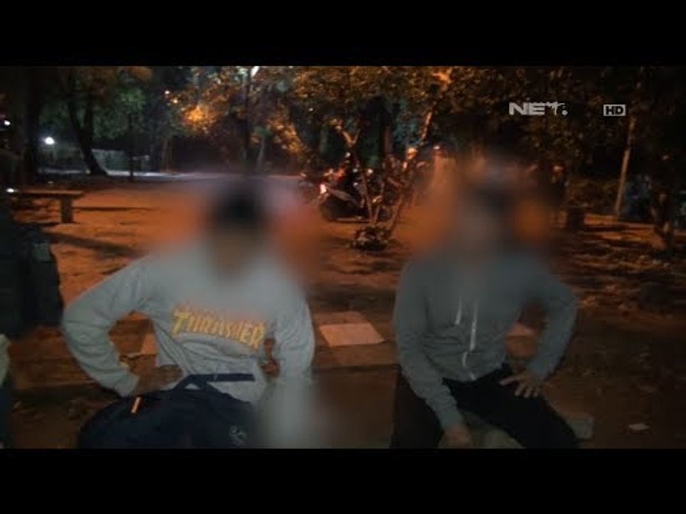 Ngobrol Sambil Minum Miras, Kedua Pria Ini Santai Saat Dihampiri - 86