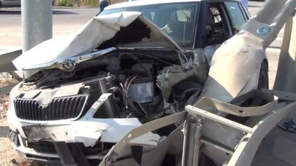 Yol Ayrımında Araçlarıyla Bariyere Saplandılar: 4 Yaralı