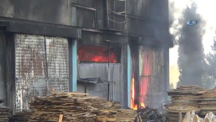 Denizli'deki Depo Yangını 3 Saatin Sonunda Kontrol Altına Alındı