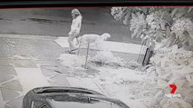 Il affiche une femme qui laisse son chien faire caca sur sa pelouse (Australie)