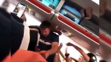 Inglesi in vacanza balla nuda sull’aereo e scoppia la rissa