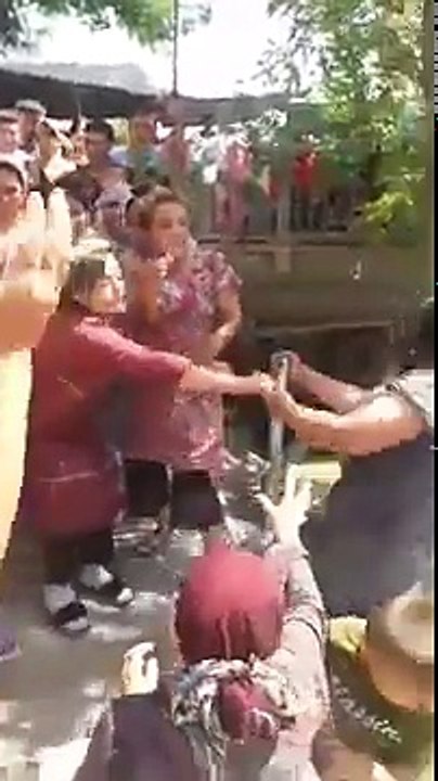 ВИДЕО: Женщина, подвергнувшаяся акту народного самосуда из-за подозрений в воровстве, бросилась в реку чтобы спастись. На наших страницах всё чаще мелькают ви