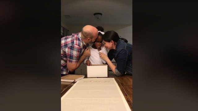 Une petite fille apprend qu'elle va être adoptée