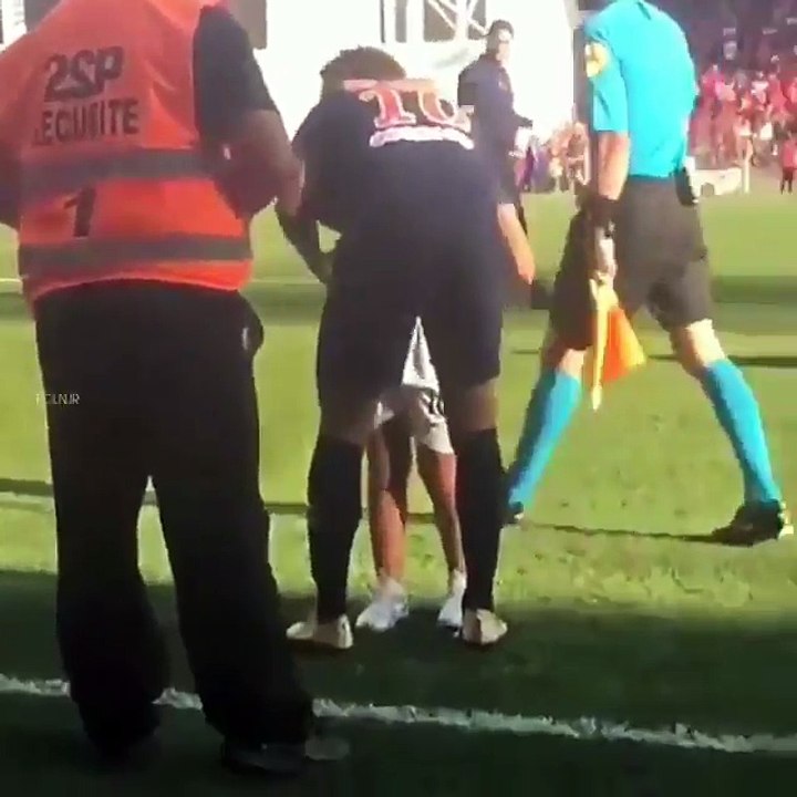 Joli moment entre Neymar et un fan ... Souvenir...