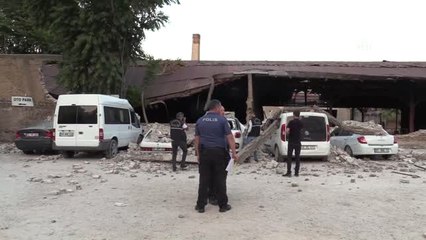 Fabrika Duvarı Araçların Üzerine Devrildi