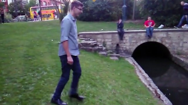 Il rate son saut au-dessus une rivière