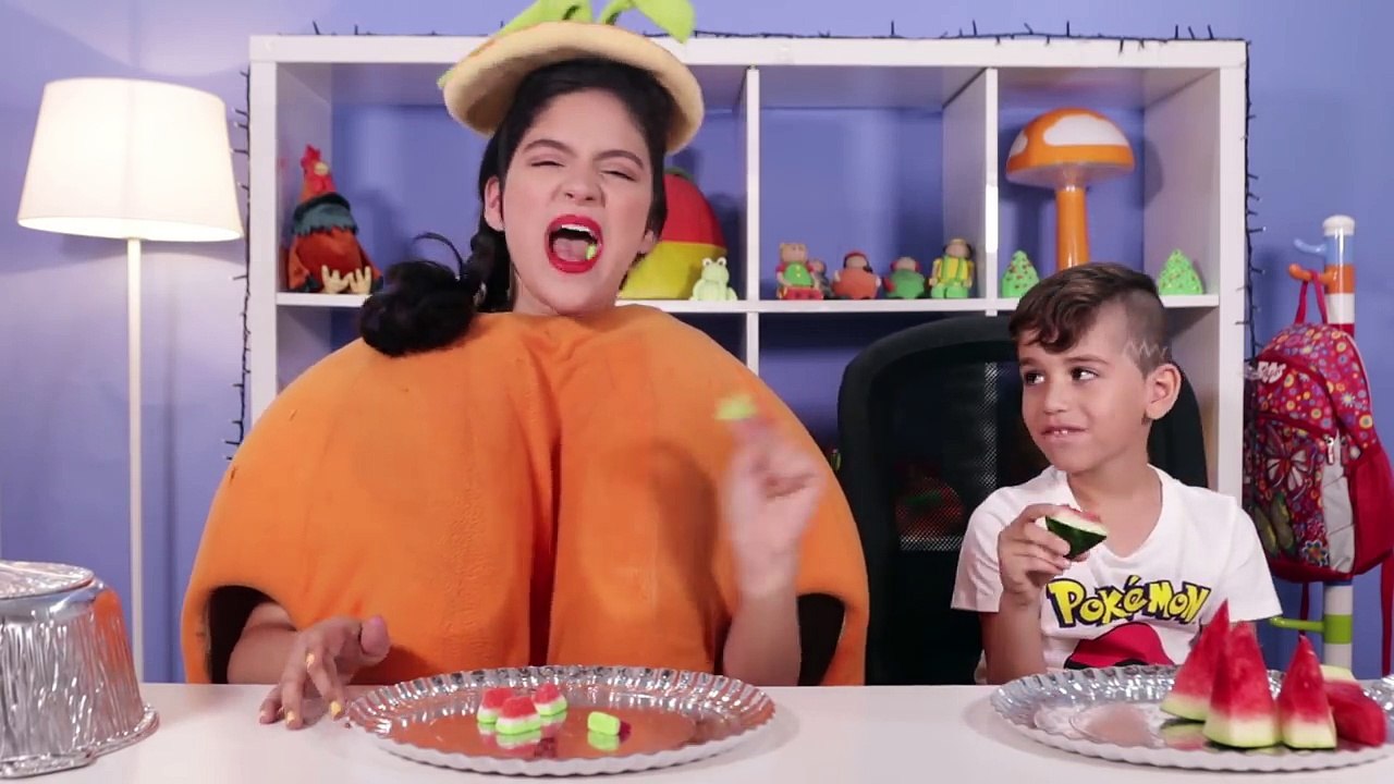 فوزي موزي وتوتي - فقرة المندلينا - تحدي الأكل الحقيقي والغير حقيقي - Real vs. fake food