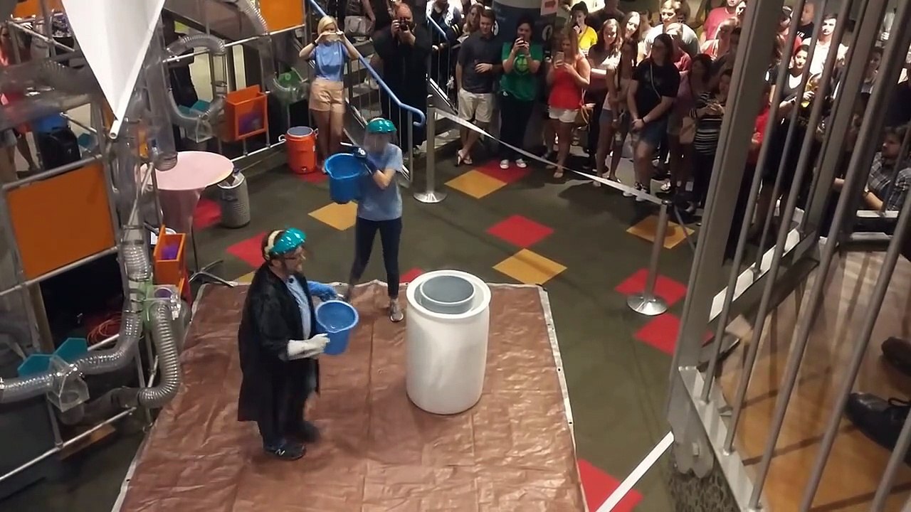 Ils versent de l'eau chaude dans de l'azote liquide et booooom