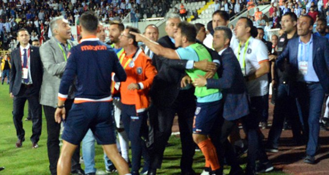 Başakşehirli Futbolcu Emre Belözoğlu, Erzurum'da Taraftarlarla Tartışma Yaşadı
