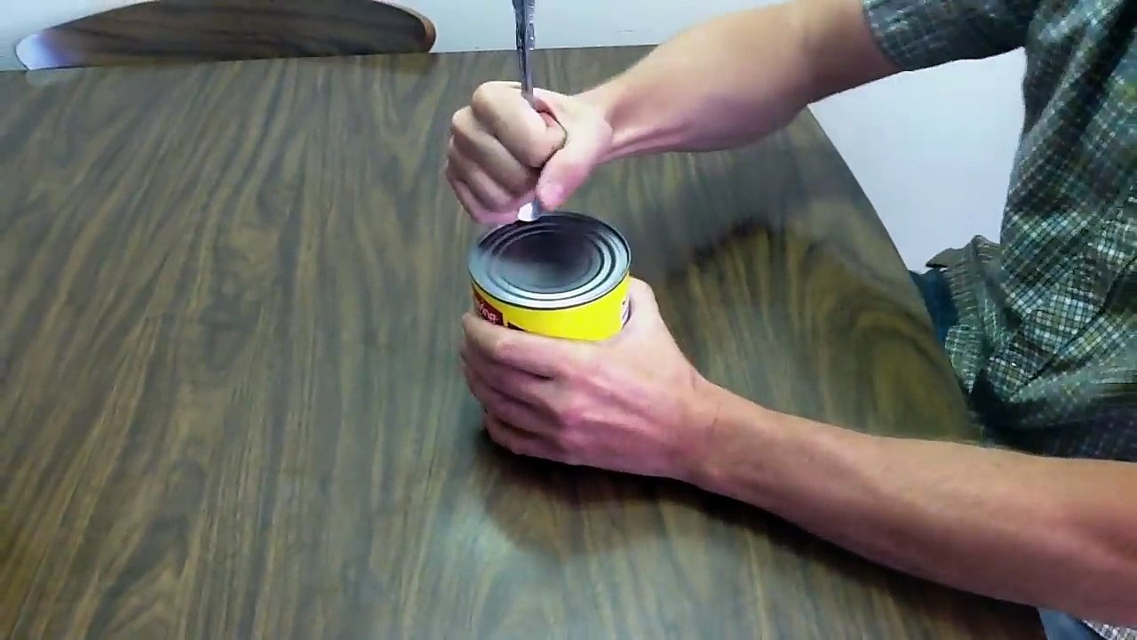 Tuto : Ouvrir une boite de conserve avec une cuillère, voici la solution
