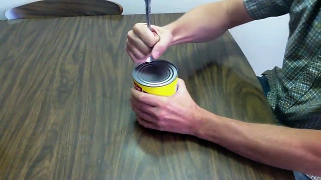 Tuto : Ouvrir une boite de conserve avec une cuillère, voici la solution