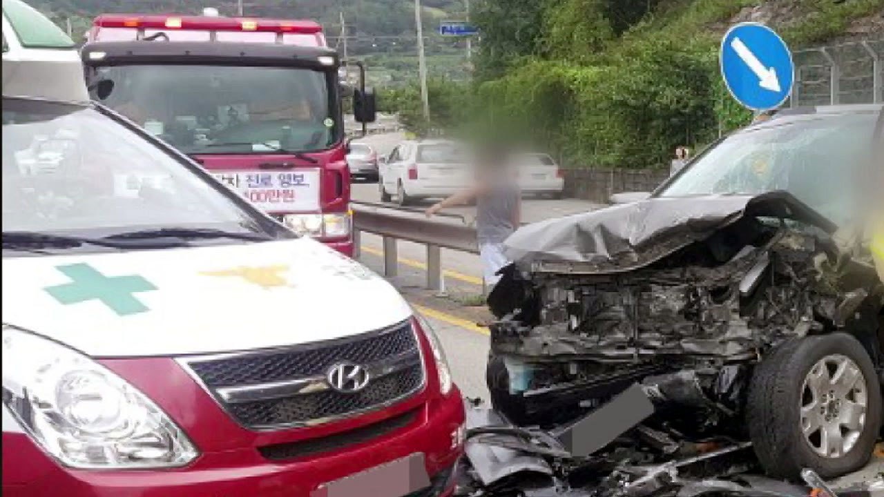 경남 고성에서 SUV 차량 3대 잇따라 충돌...2명 사망·6명 부상 / YTN