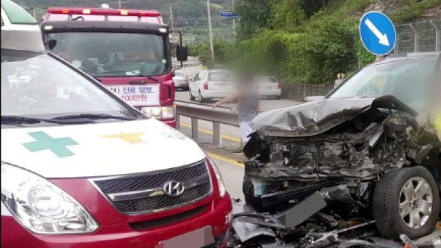 경남 고성에서 SUV 차량 3대 잇따라 충돌...2명 사망·6명 부상 / YTN