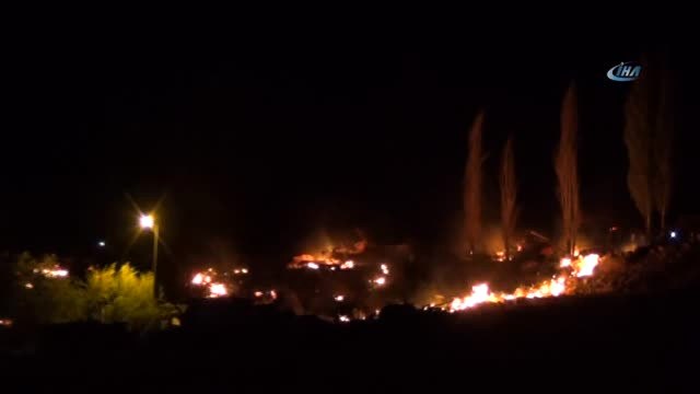 Ayvalık'ta Sanayi Sitesi ile Asfalt Şantiyesi Arasındaki Bölgede Çıkan Yangın Korkuttu