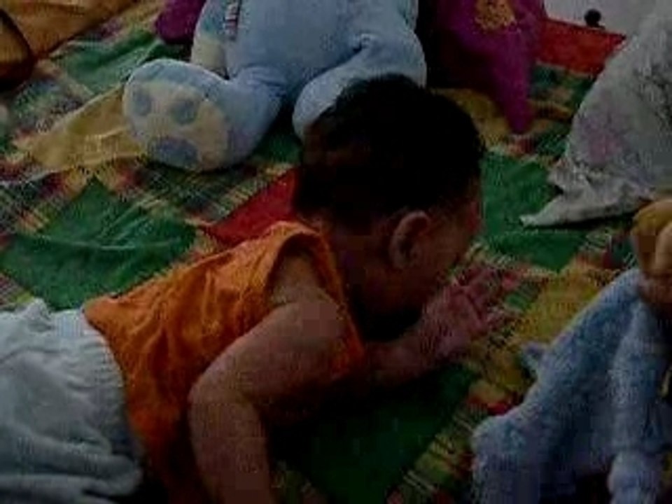 Tiago se met sur le ventre pr la 1ere fois 20-12-07