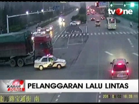 Truk Kontainer Terobos Lampu Merah di Depan Polisi