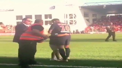 Neymar Memberikan Kostumnya Untuk Penggemar Yang Menangis