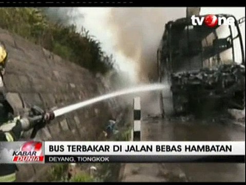 Sebuah Bus Terbakar Saat Melaju di Jalan Tol