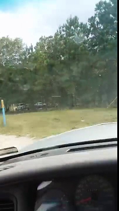 Il fait une blague à son père qui tond la pelouse