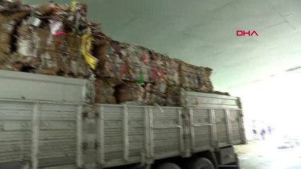 İstanbul Bayrampaşa'da Alt Geçide Sıkışan Kamyon Trafiği Felç Etti-2