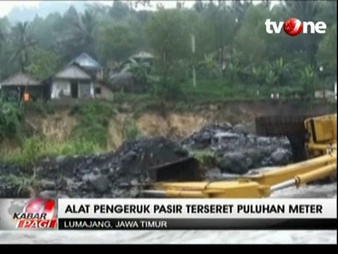 Sebuah Excavator Terseret Lahar Dingin Gunung Semeru