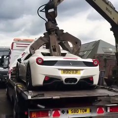 Des policiers détruisent par erreur une Ferrari 458 pensant que c'est une voiture volée...
