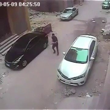 Un débile tente de casser la vitre d'une voiture avec une pierre... Raté