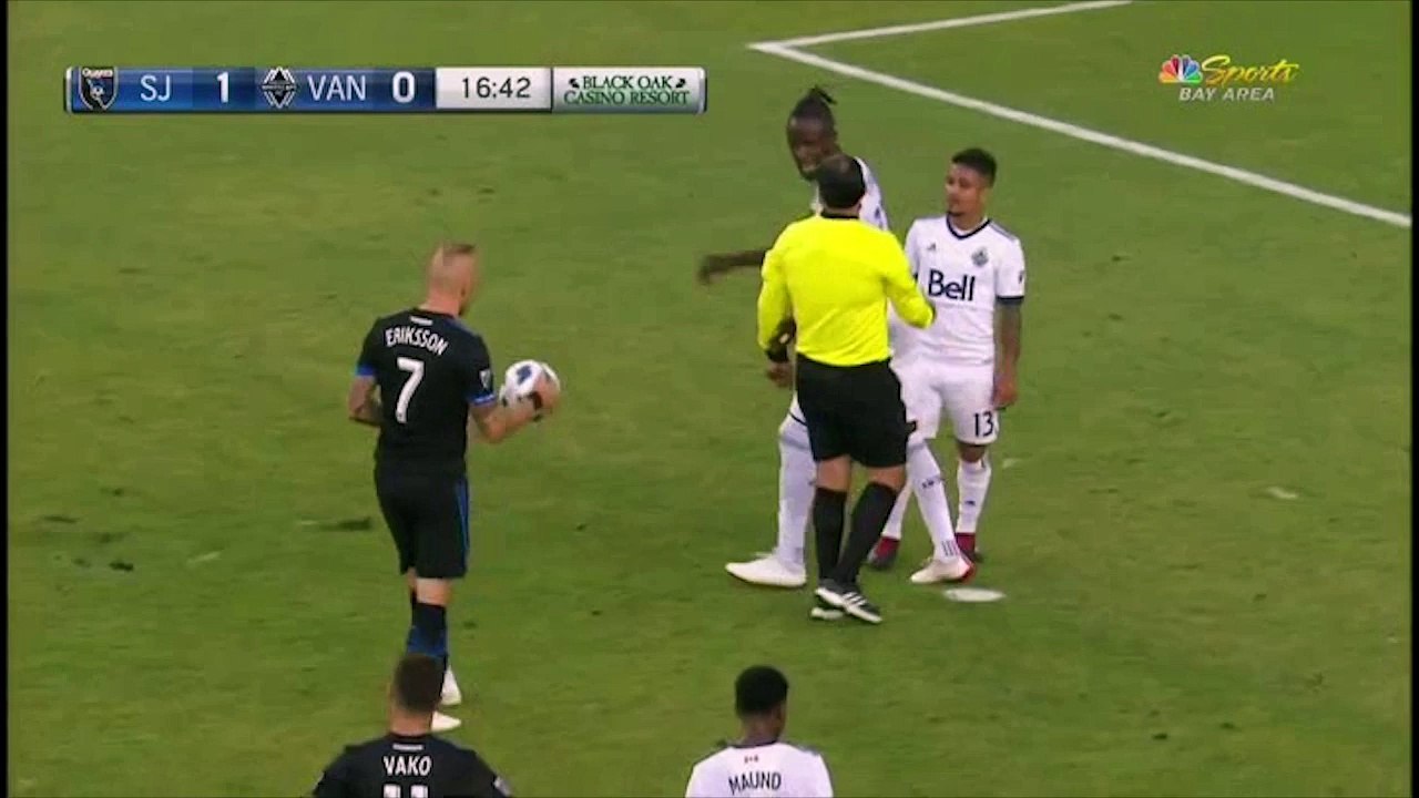 VÍDEO: jogador multado por estragar o relvado na marca de penálti