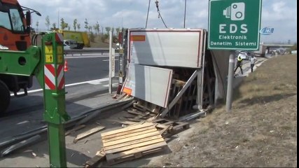 TEM'de Devrilen Tır Trafiği Kilitledi