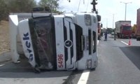 TEM'de devrilen TIR, trafiği kilitledi