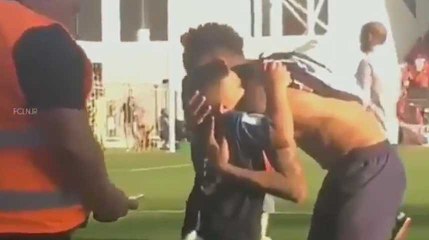 Le superbe geste de Neymar pour un enfant monté sur le terrain après Nîmes-PSG