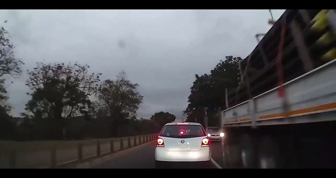 Un agent de sécurité prend d'énormes risques en poursuivant des voleurs de voiture