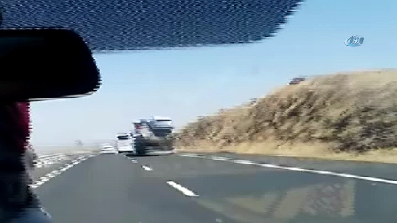Üzerinde 2 hurda araç taşıyan kamyonun tehlikeli yolculuğu kamerada