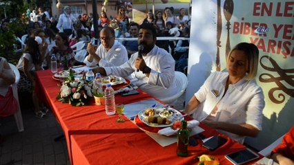 Acı biber yemek için yarıştılar