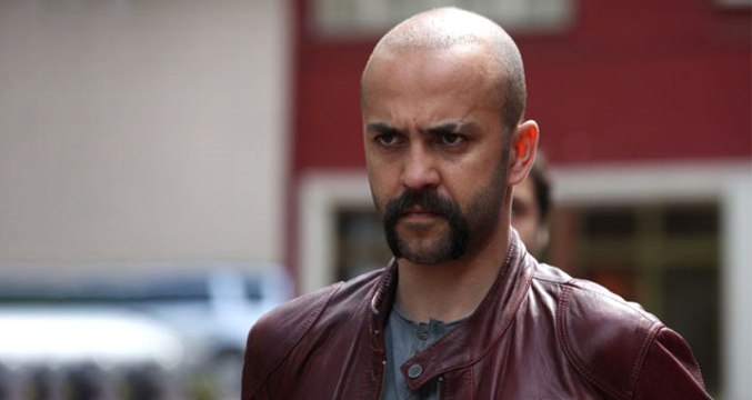 Oyuncu Sarp Akkaya, 1 Yaşındaki Kızla Bile Evlenilebilir Diyen Kişiye Ateş Püskürdü